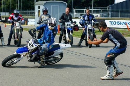 bochtentechniek tijdens motorcrosscursus Bochtentechniek tijdens motorcrosscursus