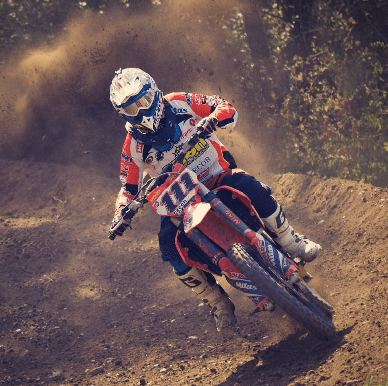 motorcrosser tijdens een motorcross cursus